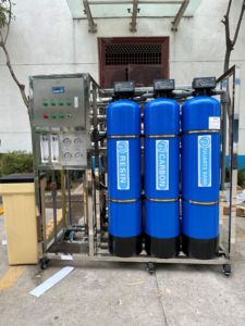 Système d'osmose inverse 250 LPH avec 3 réservoirs de prétraitement en FRP, machine de filtration d'eau pour la production d'eau potable pure - Product Image 2