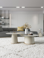 Ensemble de tables basses contemporaines italiennes et nordiques, style luxueux et moderne, pour salon, bureau ou maison, avec table centrale ronde mobile.
