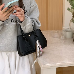 Sac fourre-tout pour femme jaune uni avec boucle magnétique, poche zippée et chaînes – Usage quotidien – Collection Printemps 2025 - Product Image 2