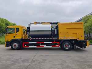 Camion distributeur d'asphalte de 6,8 mètres cubes avec réservoir en acier inoxydable, moteur et pompe pour l'entretien des routes urbaines et rurales - Product Image 1