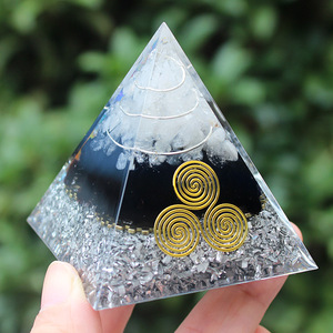 Pyramide en résine époxy avec spirales dorées, décoration d'intérieur, ornement de bureau - Product Image 1