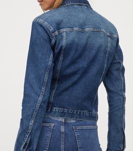 Chaqueta Vaquera Ajustada de Mujer con Detalles de Crochet y Borreguito, Logotipo Personalizado, Forro Sintético Impermeable, Diseño Profesional, Decoración con Botones - Product Image 6