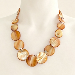 Collana girocollo da donna con conchiglie naturali - Collare con perle di madreperla bianche, gioielli boho da spiaggia, collana regolabile di tendenza - Product Image 3