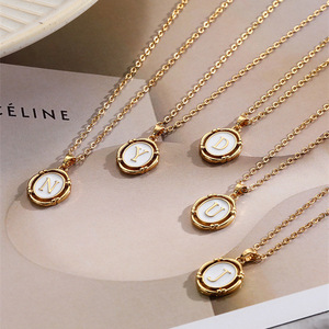 Elegante Collar con Colgante Ovalado de Acero Inoxidable para Mujer, Uso Diario, Engaste de Bisel, Tono Dorado, Iniciales L M R - Product Image 4