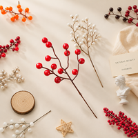 Cabang Buah Holly Buatan Berkualitas Tinggi, Buah Palsu Merah, Batang Winterberry untuk Rangkaian Bunga Natal dan Thanksgiving