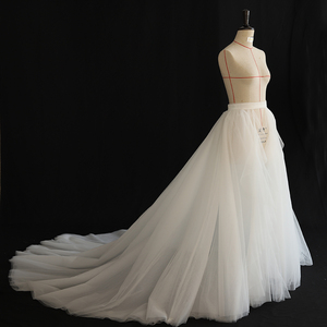 QUEENS GOWN Sottogonna Nuziale di Lusso in Tulle Morbido con Strascico Staccabile, Floreale Avorio, per Matrimonio - Product Image 2