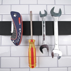 Barre magnétique porte-outils internationale multi-usage murale 10 pouces en silicone noir - Product Image 4