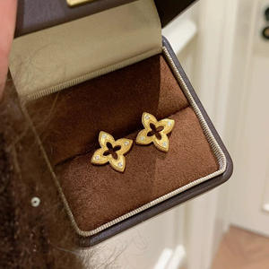 Boucles d'oreilles clous trèfle à quatre feuilles plaqué or de luxe, zircon texturé vintage, motif fleur porte-bonheur pour soirée - Product Image 5