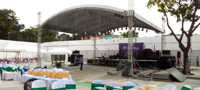 Structure de toit courbée en aluminium pour écran LED, éclairage DJ, suspension d'enceintes, spectacle en direct en extérieur, structure de support suspendue pour exposition.