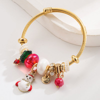 Gelang pesona baja tahan karat bertema Natal keluarga Pan yang modis, dengan liontin berlian yang menampilkan pohon Natal dan topi Santa