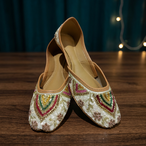 Zapatos Tradicionales Hechos en India por BS International, de Cuero Genuino con Bordado Floral, Talla Personalizada, Cierre de Velcro, Tacón Plano - Product Image 1