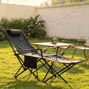 Chaise inclinable pliante d'extérieur à pieds empilables 153x82x90cm, chaise de plage portable inclinable avec porte-gobelet et poche de rangement, sans rembourrage - Product Image 1