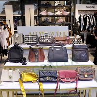45 kg de sacs à main pour femmes de toutes sortes, sacs d'occasion de qualité supérieure, sacs de seconde main