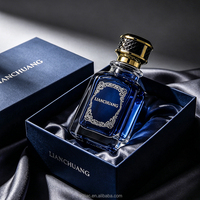 Flacon de parfum de luxe en verre givré carré avec bouchon couronne orné et pompe vaporisateur, livré dans un coffret cadeau haut de gamme
