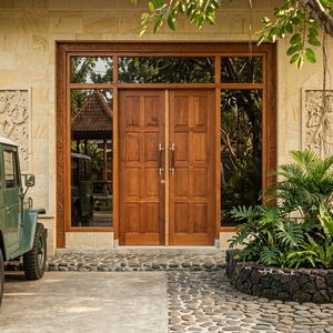 Système de porte principale double en teck massif à 16 panneaux Heritage Manor avec transom et encadrement latéral - Product Image 4