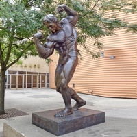 Statue en bronze grandeur nature de l'homme musclé Arnold Schwarzenegger, célèbre pour son corps musclé