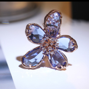 Elegante anello con fiori per donna, design accattivante, gioielli alla moda in stile francese - Product Image 1