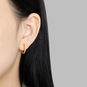 Boucles d'oreilles indiennes exagérées occidentales à nœud torsadé rempli d'or 24 carats martelé - Product Image 2
