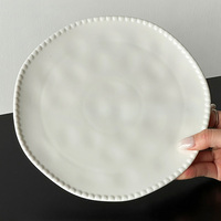Assiettes en céramique de forme irrégulière en porcelaine blanche avec relief en relief et bordure perlée Assiette à pain Assiette à steak