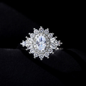 Anello di fidanzamento semplice per donna, elegante gioiello da dito alla moda - Product Image 3