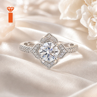 Bague de Fiançailles et d'Anniversaire en Argent Sterling 925 KuangFeng avec Moissanite Ronde de 1,262 Carats, Motif Fleur à Quatre Feuilles et Halo Pavé