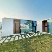 Maison préfabriquée de luxe de 20 pieds, résistante aux ouragans, sur plateforme en acier, fabriquée avec des panneaux sandwich