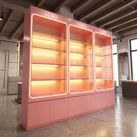 Vitrine de présentation en verre rose personnalisée avec éclairage LED, pour cosmétiques et parfums, avec armoires de rangement pour les magasins de beauté et les boutiques de détail
