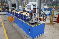 Machine de formage à rouleaux pour gouttières demi-circulaires, pour la production de gouttières de toiture et de descentes d'eau pour systèmes de récupération des eaux pluviales