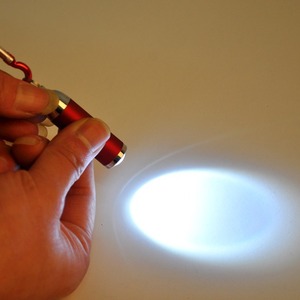 Mini Linterna LED Brillante para Llavero, 2 Modos, Función de Zoom, Linterna de Bolsillo de Aluminio para Emergencias, Camping, Regalo - Product Image 5