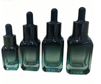En stock : Flacon carré brun avec fond en maille, flacon compte-gouttes de 30 ml, flacon d'huile essentielle transparent, flacon de sérum de 10 ml.