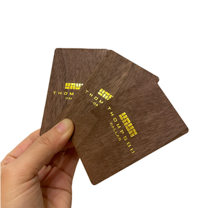 Carte de membre en bois écologique gravée au laser en cerisier avec pompon - Product Image 4