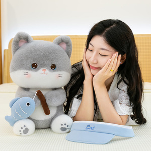 Morbido e Carino Peluche a Forma di Gatto con Cappello da Pescatore, Bambola di Gatto che Abbraccia un Pesce, Cuscino per Abbracci Confortanti, Regalo di Compleanno - Product Image 2