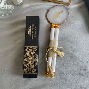 Invitaciones Blancas para Boda y Día de la Madre, Papel Ecológico, Borde Dorado, Cinta con Borlas, Borde Floral en Papel Dorado, Personalizadas para Parejas - Product Image 5