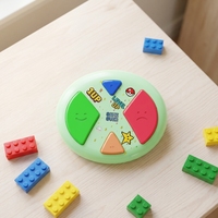 Machine de jeu électronique portable rechargeable en plastique, mode trois-en-un, avec fonctions sonores, lumineuses et d'entraînement de la mémoire, et bruit blanc pour le sommeil