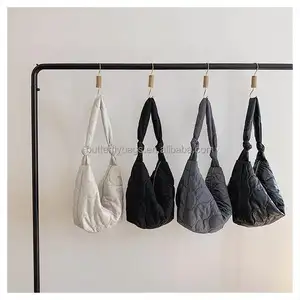 Winter Frauen geste ppte Designer Handtasche Trendy einfarbig lässig Großhandel benutzer definierte Space Pad Baumwolle Feder Unterarm Umhängetasche