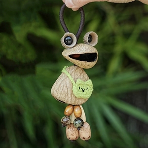 Colgante de rana hecha a mano al por mayor, con forma de vaina de semilla, campanilla de viento de concha de fruta natural para tiendas de regalos y venta al por menor - Product Image 3