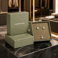 Boîte à bijoux de luxe vert sauge avec logo personnalisé, tiroir coulissant et insert en microfibre pour emballage de colliers et boucles d'oreilles