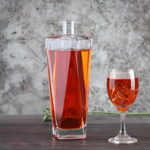 Personnalisé Unique Forme 500ml 750ml Carré Liqueur <span class=keywords><strong>Bouteille</strong></span> En Verre <span class=keywords><strong>Bouchon</strong></span> de Liège pour Brandy Vodka Gin Rhum Whisky Sérigraphie Surface - Product Image 4