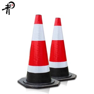 Cônes de signalisation routière 70 cm de haut en caoutchouc réfléchissant, cône de sécurité routière à fixation au sol, norme IP65 - Product Image 1