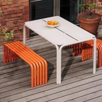 Tables et bancs en fer tubulaire courbé de style nordique minimaliste pour l'extérieur, adapté aux greniers, terrasses, salles à manger et espaces publics.