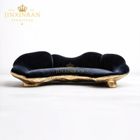 Canapé de luxe en velours noir artistique avec base en métal martelé doré, design nuage ondulé, pour salon, villa, hôtel, ou salle de séjour