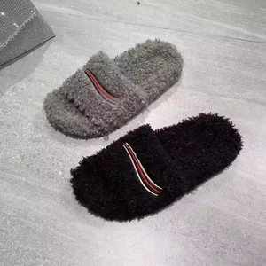 รองเท้าสไลด์ขนเฟอร์สำหรับผู้หญิง พร้อมลายปัก นุ่มสบาย กันน้ำ พื้นรองเท้า EVA กลางแจ้ง แฟชั่นทุกฤดู อุ่นสบาย - Product Image 1