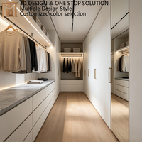 Armoire fonctionnelle pour chambre à coucher avec miroir, offrant une solution organisée pour le rangement des vêtements