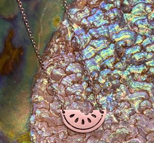 Collar con colgante de sandía de fruta, acero inoxidable chapado en oro, sutil, elegante, solidaridad palestina, joyería pro Palestina - Product Image 4