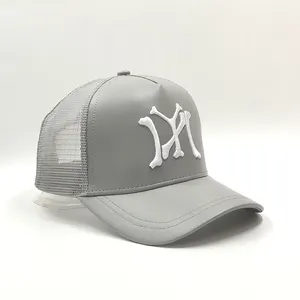 Proveedores Nueva moda logotipo personalizado bordado gris cuero malla camionero sombreros gorras