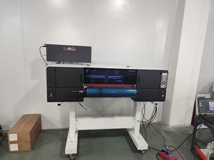Nuova Stampante Inkjet UV DTF 2-in-1 da 60 cm per Materiali Flessibili, Sacchetti di Plastica, Etichette in Cristallo e Pelle - 1 Anno di Garanzia DTF <span class=keywords><strong>600</strong></span> - Product Image 2