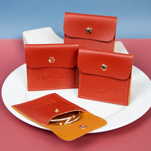 Pochettes de rangement pour bijoux miniatures en cuir PU orange 8x8cm, uniques et abordables, avec bouton pression doré, logo en relief, portables - Product Image 3