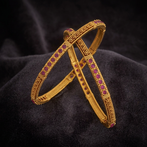 กำไลข้อมือทองคำประดับทับทิมสไตล์โบราณสำหรับงานแต่งงาน รุ่น 182607 - Product Image 3