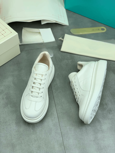 Alexander - Zapatos Deportivos de Moda con Suela Gruesa y Brillante de Piel Vacuna, Diseño Minimalista, que Aumentan la Estatura - Product Image 3