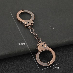 Llavero con Colgante <span class=keywords><strong>de</strong></span> Esposas Miniatura, Novedoso Accesorio Metálico Multicolor con Temática Policial, Cadena para Bolso, Regalos Modernos y Atrevidos - Product Image 4